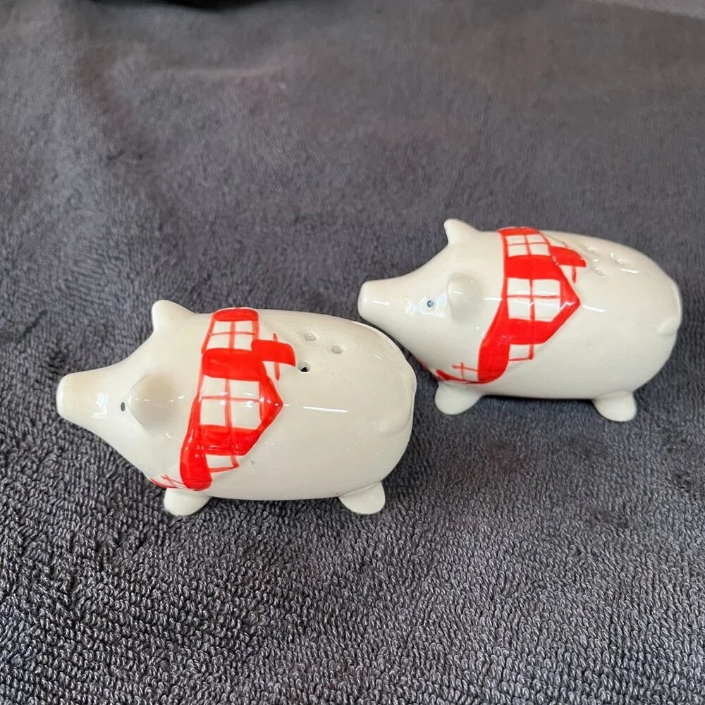 Vintage Pier 1 Pig Salt &‎ Pepper Shakers Wearing Red Checkered Scarves